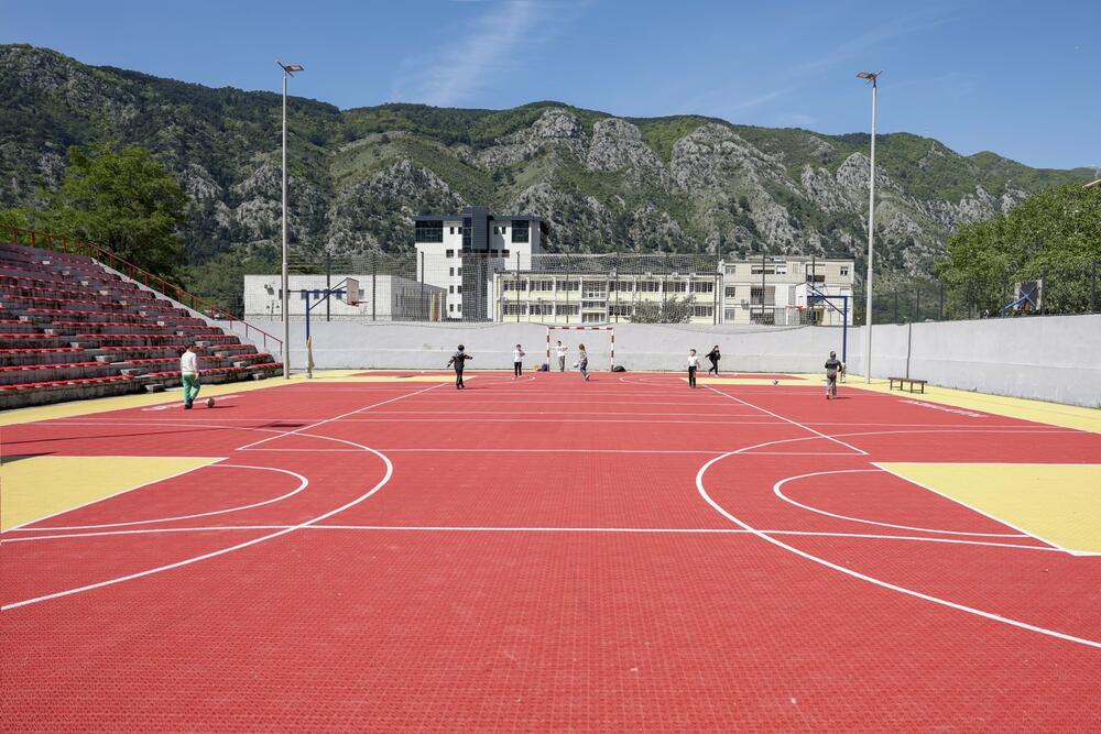 <p>Projekat “Promocija energetske efikasnosti u javnim zgradama u Crnoj Gori” finansira KfW i Evropska unija (EU) kroz zajam i bespovratna sredstva, uz državni doprinos same Crne Gore.</p>
