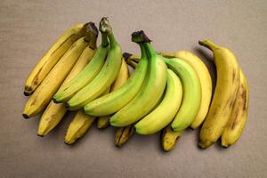 Which is healthier: green or ripe bananas?