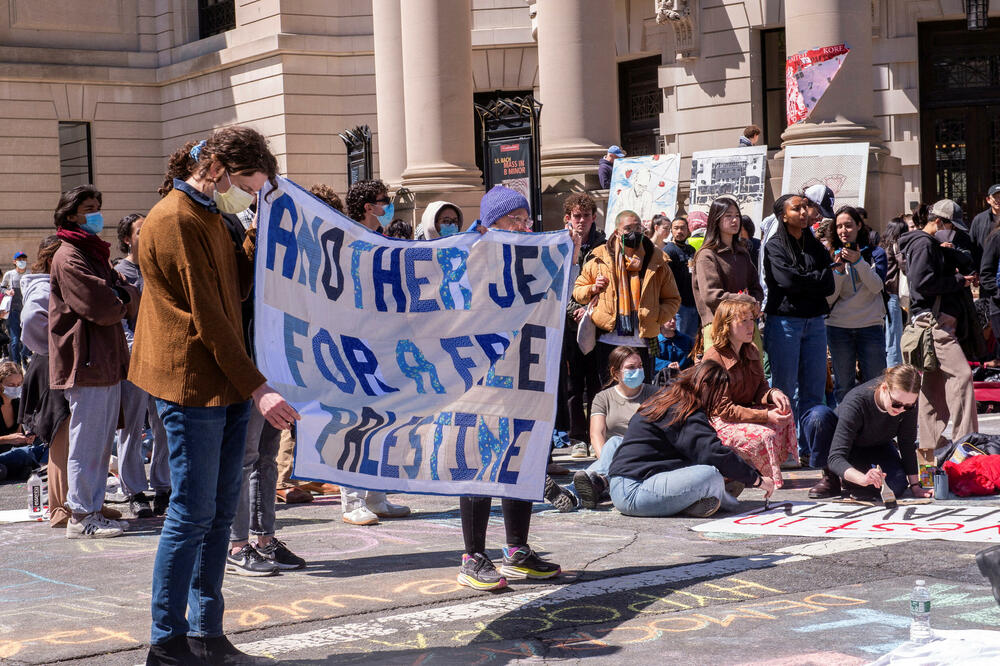 Protesters gather at the corner of Grove and College streets after the Plaza encampment was broken up. Pro-Palestinian protesters called on Yale to cut financial ties with arms investors in New Haven, Connecticut, April 22, 2024, Photo: Reuters