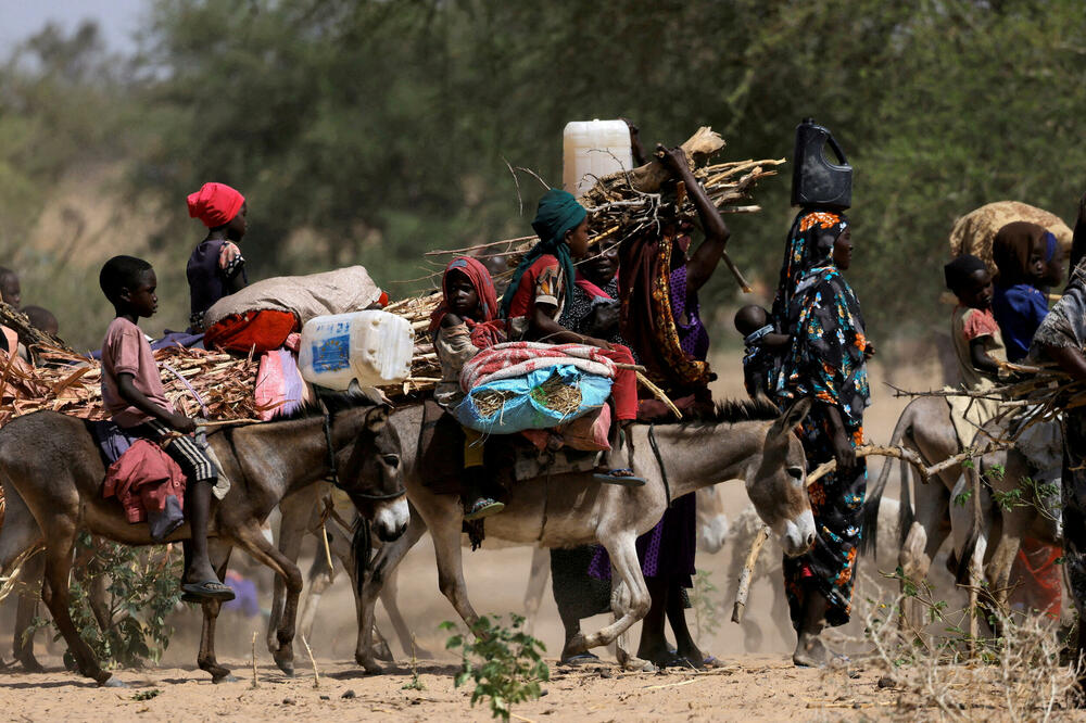 People who fled Darfur hope to find temporary housing on the Sudan-Chad border, Photo: Reuters