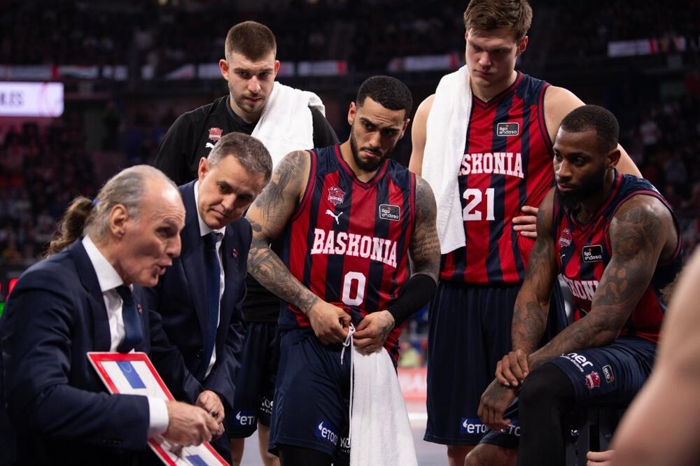 Ivanovic with the Baskonia players at the time-out, Photo: X/Baskonia