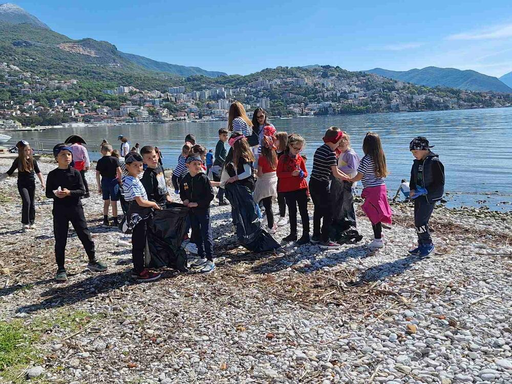<p>U opštini Budva, NVO "Zelena mreža - Green Net" je u saradnji sa JPU "Ljubica V. Jovanović - Maše" i Komunalnim preduzećem Budva, organizovalo akciju sadnje nekoliko sadnica mediteranskog bilja, likovnu radionicu na temu "Čuvajmo našu obalu i more"</p>