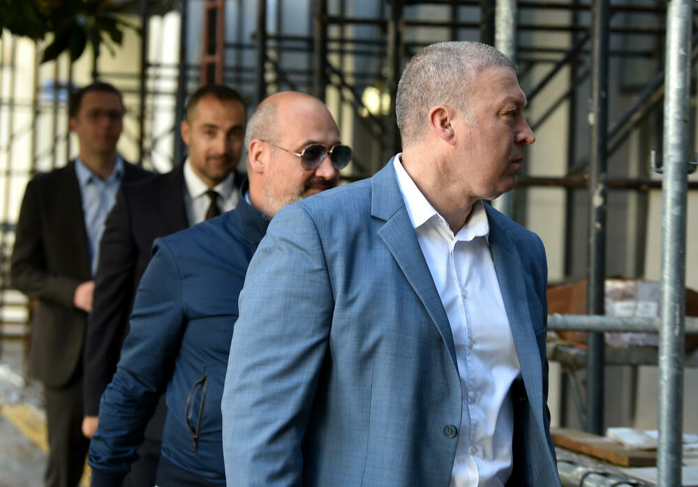 <p>Na današnjem suđenju sudija Radović dozvolio je pauzu od pola sata, kako bi neko od prisutnih pokušao da stupi u kontakt sa Dušićem, te da provjeri da li je on prešao granicu</p>