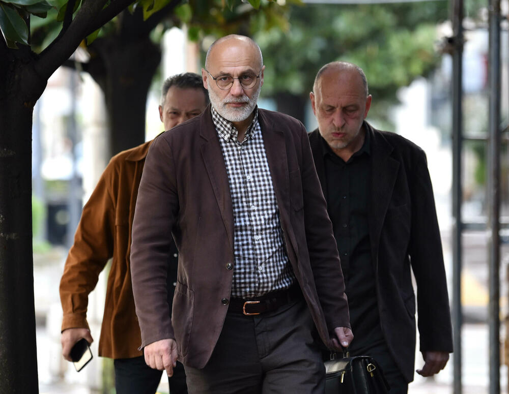 <p>Na današnjem suđenju sudija Radović dozvolio je pauzu od pola sata, kako bi neko od prisutnih pokušao da stupi u kontakt sa Dušićem, te da provjeri da li je on prešao granicu</p>