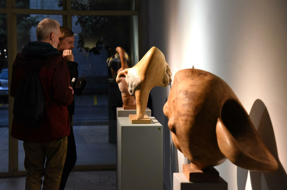 <p>Izložba &ldquo;In the beginning there was stone&rdquo; čuvenog vajara, otvorena je u Podgorici, u Galeriji MSUCG. Mijuškovićeva životna saputnica Olja, &ldquo;Vijestima&rdquo; je kazala da se nada da je to tek početak njegovog vraćanja na crnogorsku scenu, ali i da žali što mu u Nikšiću nema ni traga</p>