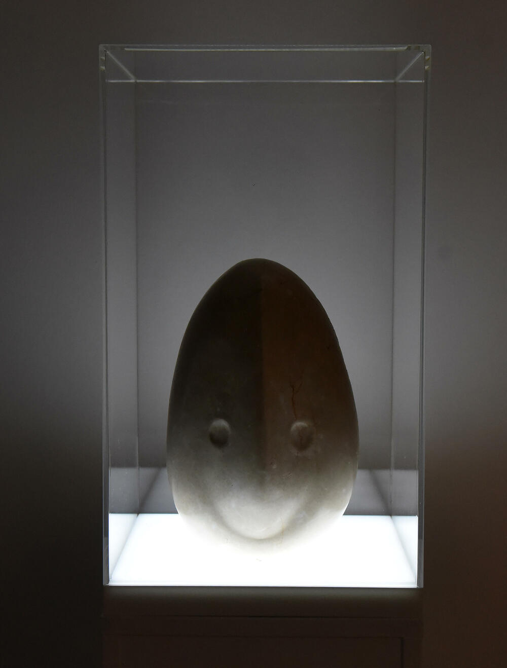 <p>Izložba &ldquo;In the beginning there was stone&rdquo; čuvenog vajara, otvorena je u Podgorici, u Galeriji MSUCG. Mijuškovićeva životna saputnica Olja, &ldquo;Vijestima&rdquo; je kazala da se nada da je to tek početak njegovog vraćanja na crnogorsku scenu, ali i da žali što mu u Nikšiću nema ni traga</p>