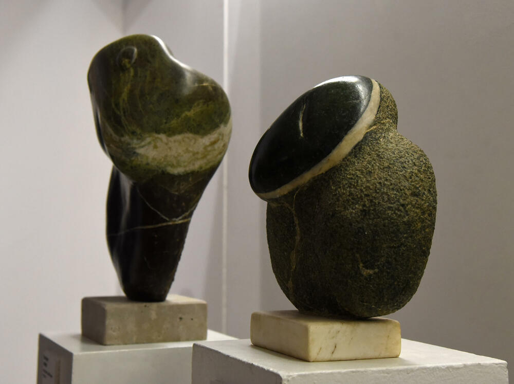 <p>Izložba &ldquo;In the beginning there was stone&rdquo; čuvenog vajara, otvorena je u Podgorici, u Galeriji MSUCG. Mijuškovićeva životna saputnica Olja, &ldquo;Vijestima&rdquo; je kazala da se nada da je to tek početak njegovog vraćanja na crnogorsku scenu, ali i da žali što mu u Nikšiću nema ni traga</p>