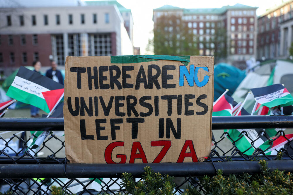 Transparent u blizini protestnog kampa na Univerzitetu Kolumbija, Foto: Rojters
