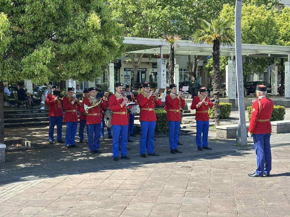 Members of the Montenegrin Army today presented part of the equipment, weapons and vehicles at their disposal in Podgorica's Independence Square as part of the "Army in your town" event.
