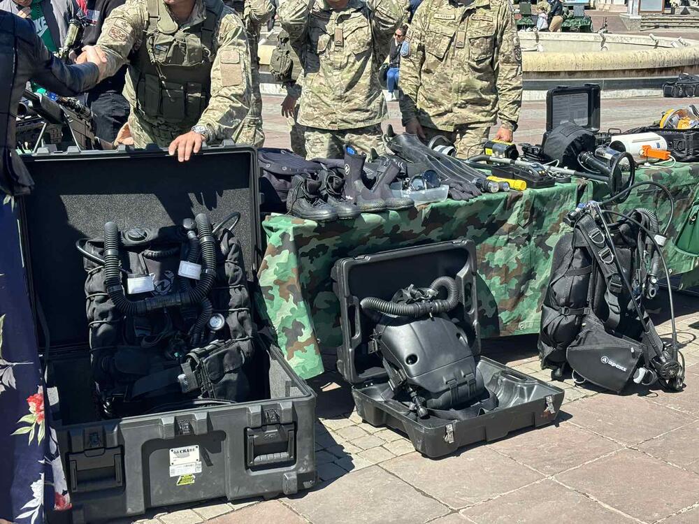 Members of the Montenegrin Army today presented part of the equipment, weapons and vehicles at their disposal in Podgorica's Independence Square as part of the "Army in your town" event.