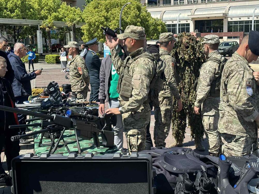 <p>Pripadnici Vojske Crne Gore danas su na podgoričkom Trgu nezavisnosti predstavili dio opreme, naoružanje i vozila kojima raspolažu u okviru manifestacije "Vojska u vašem gradu"</p>