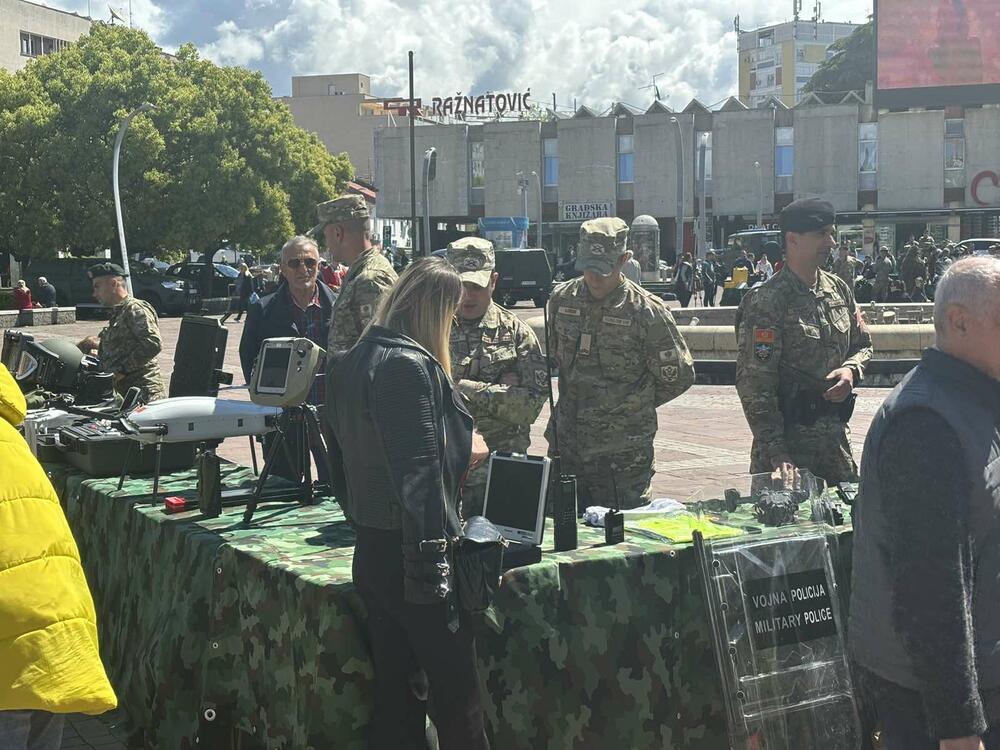 <p>Pripadnici Vojske Crne Gore danas su na podgoričkom Trgu nezavisnosti predstavili dio opreme, naoružanje i vozila kojima raspolažu u okviru manifestacije "Vojska u vašem gradu"</p>