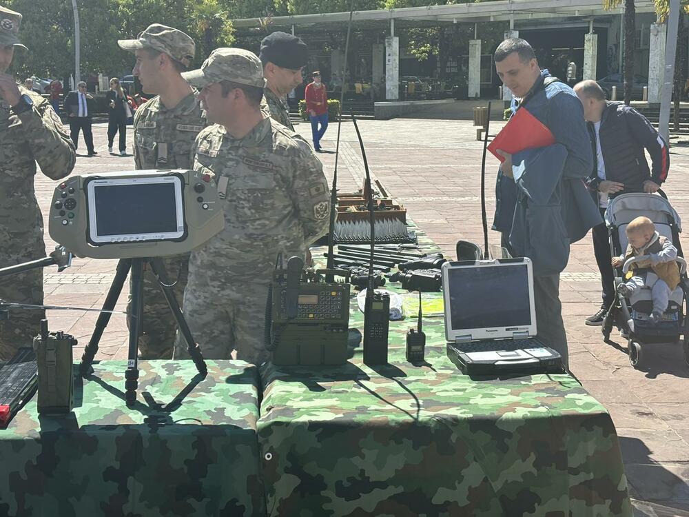 <p>Pripadnici Vojske Crne Gore danas su na podgoričkom Trgu nezavisnosti predstavili dio opreme, naoružanje i vozila kojima raspolažu u okviru manifestacije "Vojska u vašem gradu"</p>