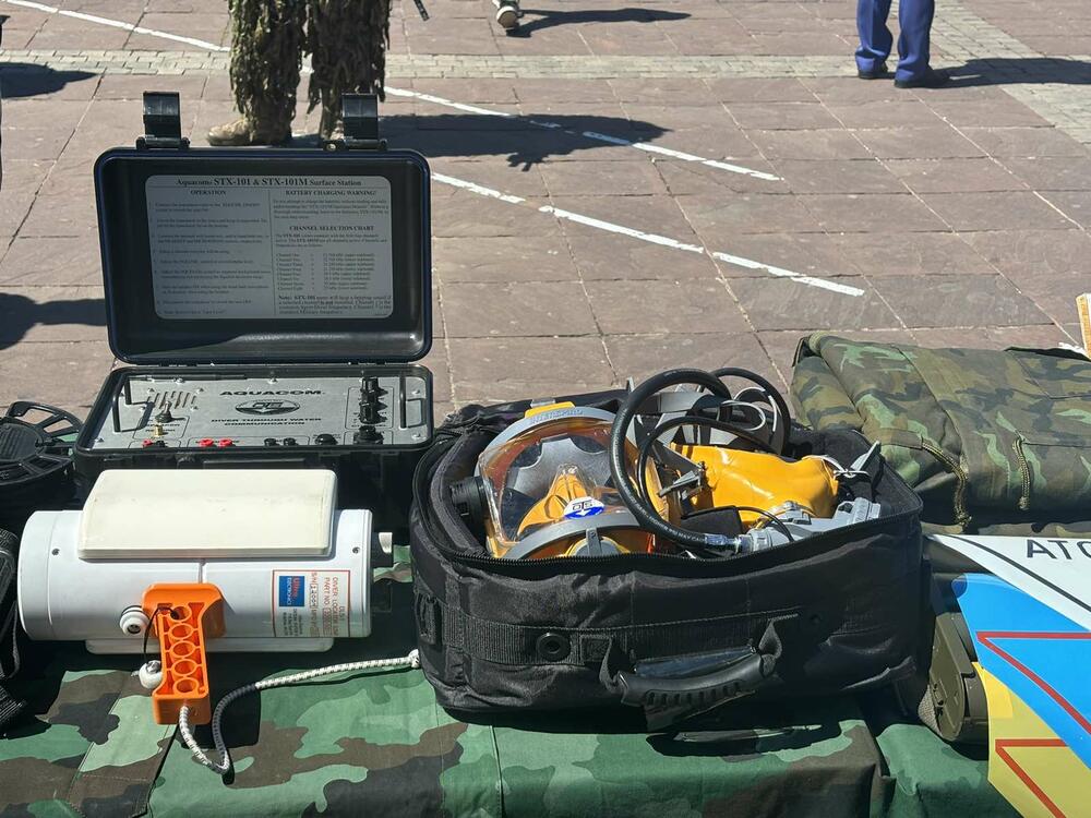 <p>Pripadnici Vojske Crne Gore danas su na podgoričkom Trgu nezavisnosti predstavili dio opreme, naoružanje i vozila kojima raspolažu u okviru manifestacije "Vojska u vašem gradu"</p>