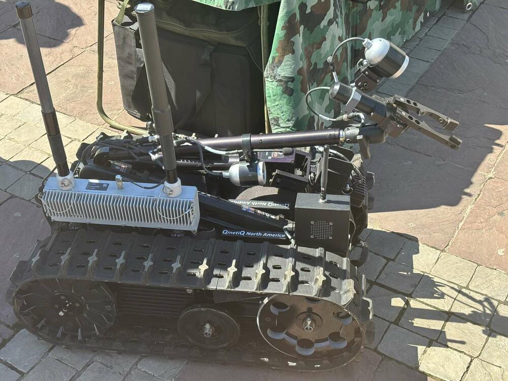 <p>Pripadnici Vojske Crne Gore danas su na podgoričkom Trgu nezavisnosti predstavili dio opreme, naoružanje i vozila kojima raspolažu u okviru manifestacije "Vojska u vašem gradu"</p>