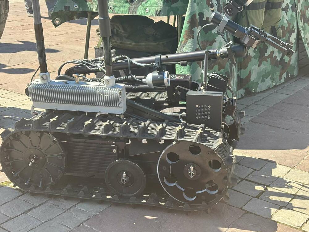 <p>Pripadnici Vojske Crne Gore danas su na podgoričkom Trgu nezavisnosti predstavili dio opreme, naoružanje i vozila kojima raspolažu u okviru manifestacije "Vojska u vašem gradu"</p>