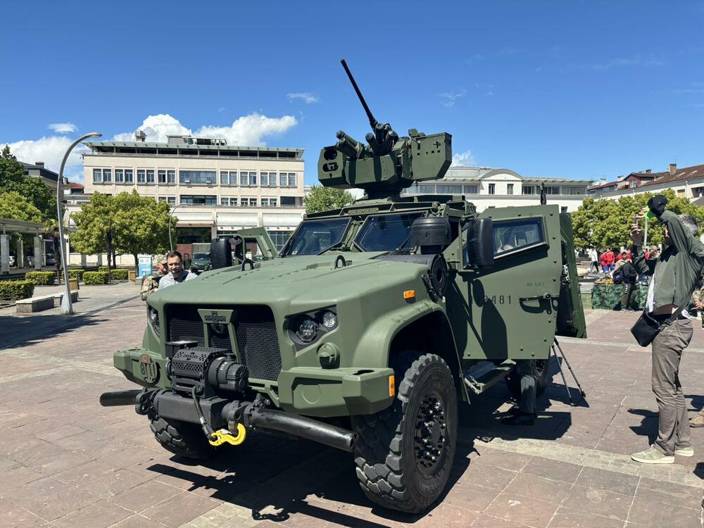 <p>Pripadnici Vojske Crne Gore danas su na podgoričkom Trgu nezavisnosti predstavili dio opreme, naoružanje i vozila kojima raspolažu u okviru manifestacije "Vojska u vašem gradu"</p>