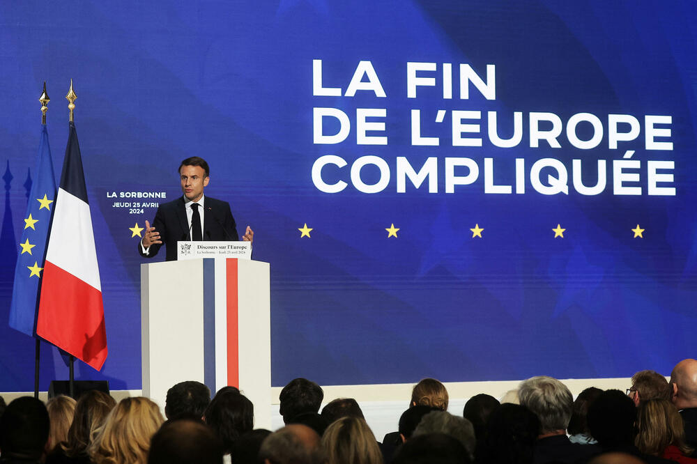 Makron drži govor o Evropi pored slogana "Kraj komplikovane Evrope" u amfiteatru Univerziteta Sorbona, u Parizu, u Francuskoj, Foto: Reuters