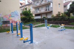 Tivat: Outdoor exercise equipment installed in the city center