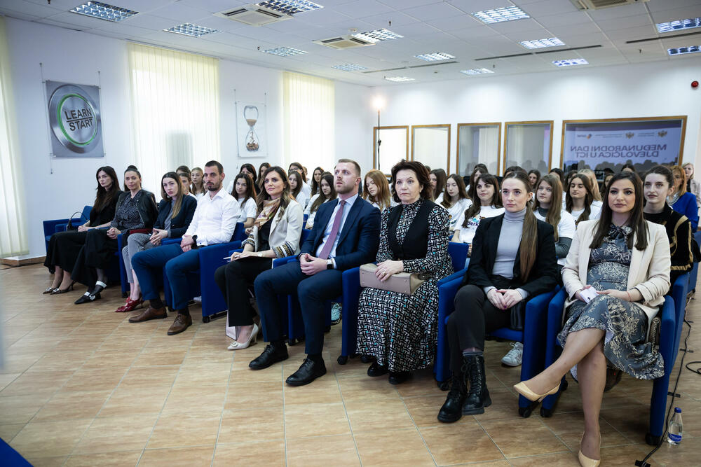 ICT dan djevoijčica