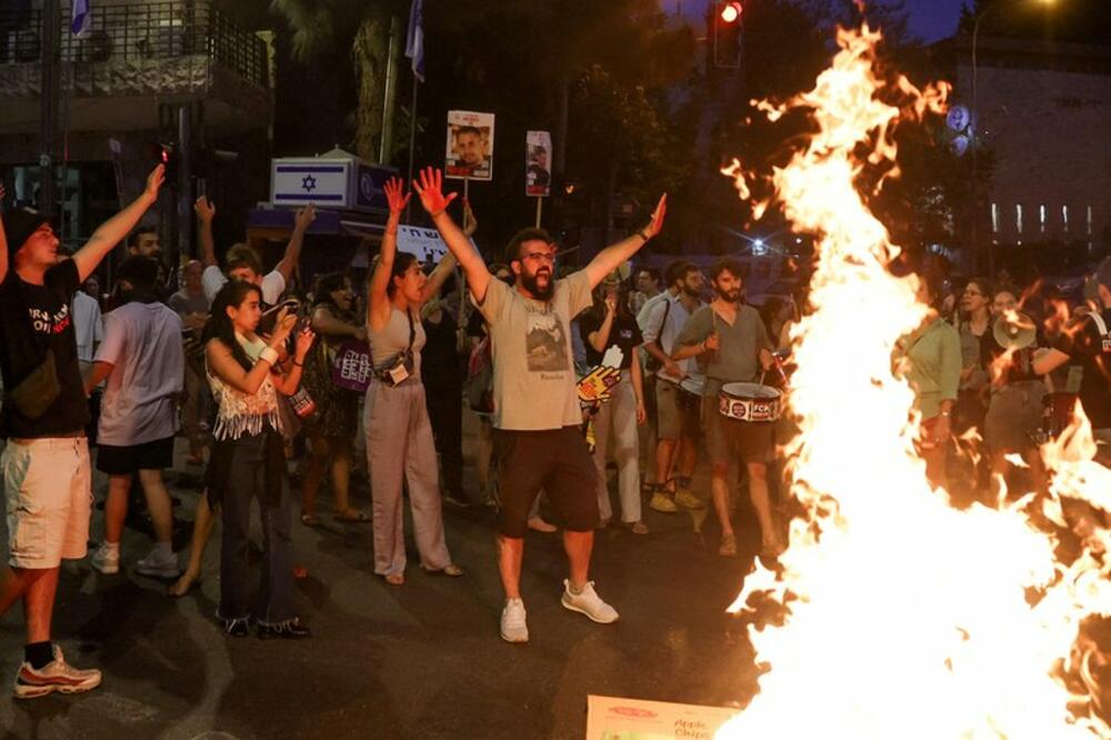 Demonstrators shout "bring them all home" in front of the Israeli Prime Minister's residence in Jerusalem, Photo: Reuters