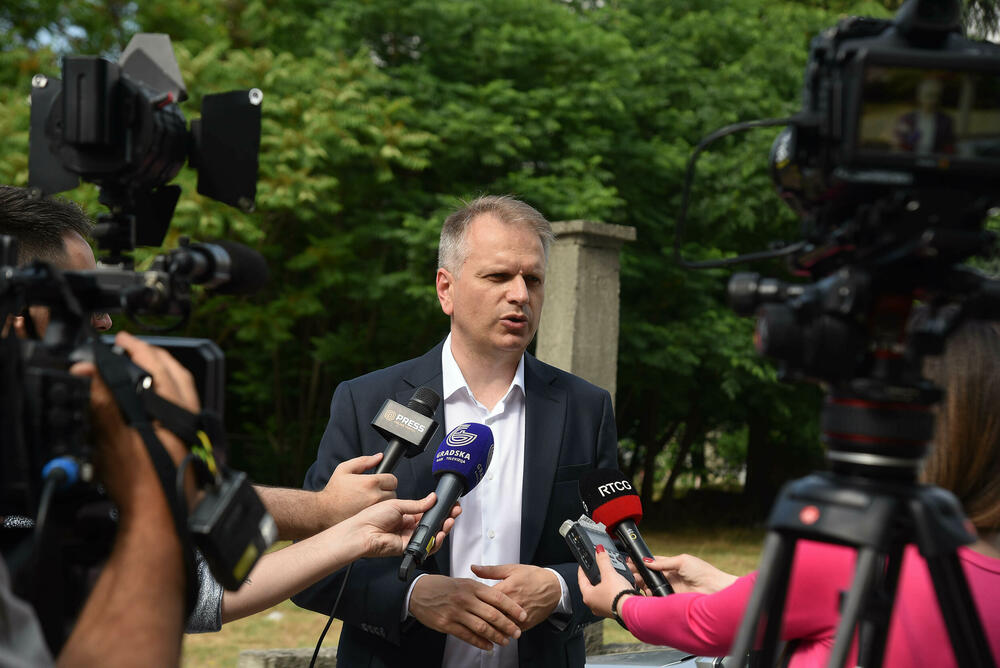 To što vlast reaguje na kritiku javnosti je pozitivna stvar: Perić