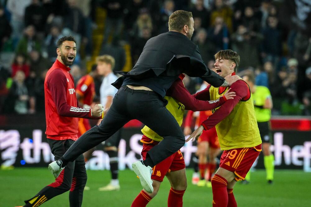 Roma coach Daniele de Rossi knew how to celebrate the victory in Udine, Photo: AS Roma (X)