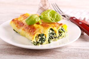 A wonderful and simple dish: Cannelloni with cheese and spinach