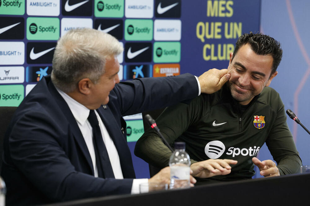 Xavi and Laporta at yesterday's press conference, Photo: Reuters