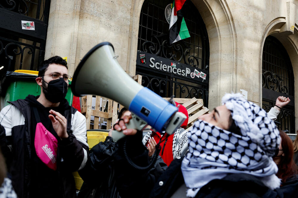 Masked youth take part in the occupation of the "Sciences Po" University building and block the entrance as a sign of support for the Palestinians in Gaza, France, Photo: Reuters