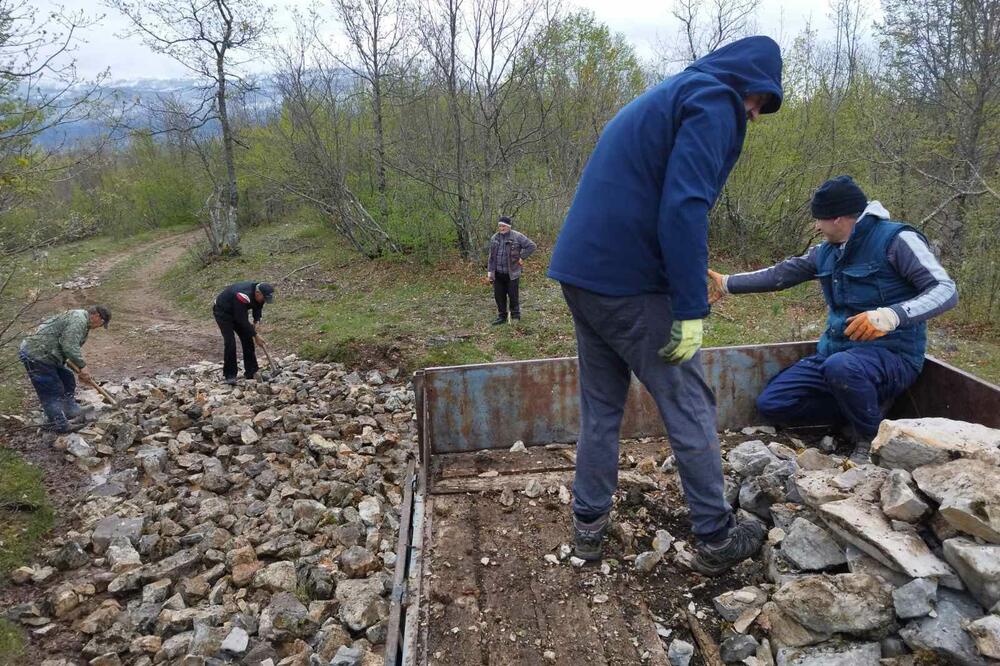 Sa “radne akcije” u Busaku, Foto: Privatna arhiva