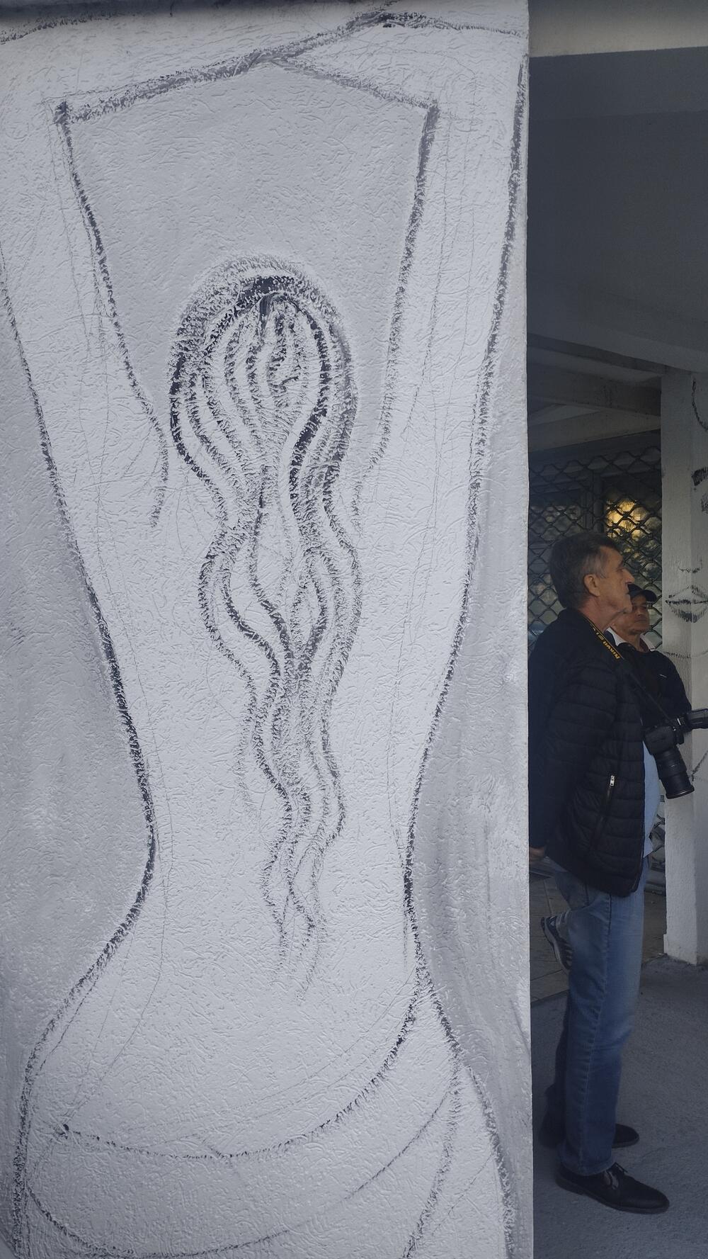 Nikčevićev rad ispred galerije