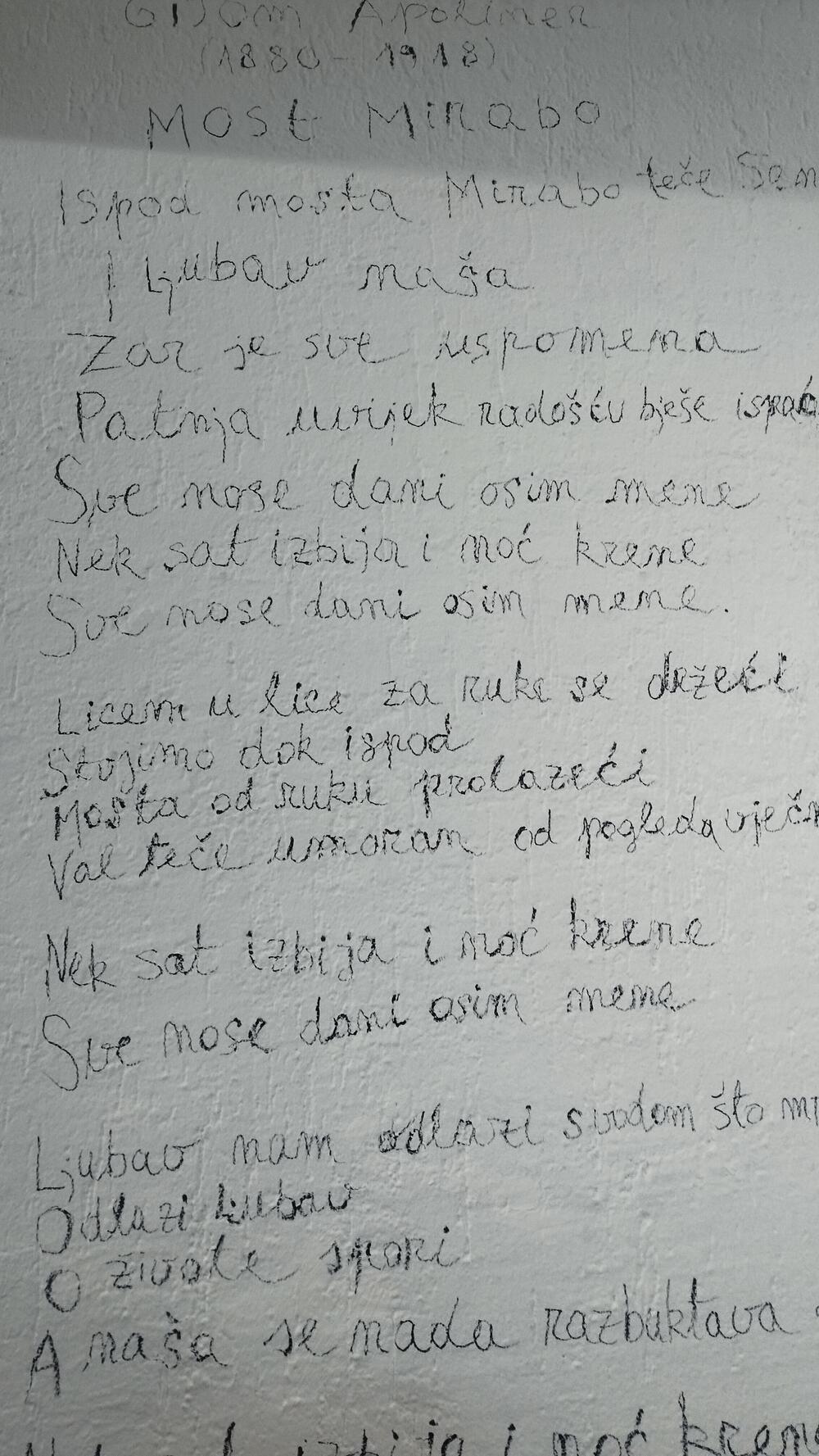 Pjesma 'Most Mirabo' Gijoma Apolinera ispisana na zidu galerije Foto: Jelena Kontić