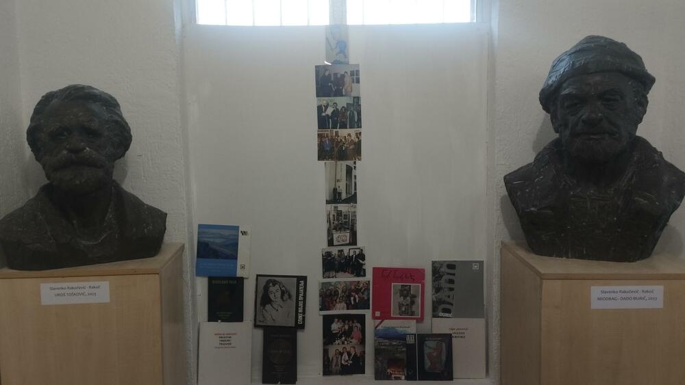 Biste Toškovića i Đurića i fotografije iz arhive