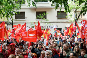 Spain: Over 10.000 socialist supporters begged Sanchez not to...