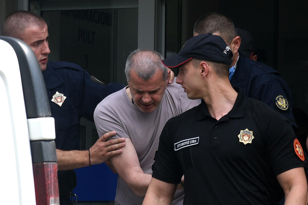 Ranko Radulović with members of the prison and police administration, Photo: BORIS PEJOVIC