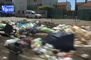 The people of Podgorica leave their trash where it's easiest for them: From "Čistoća"...