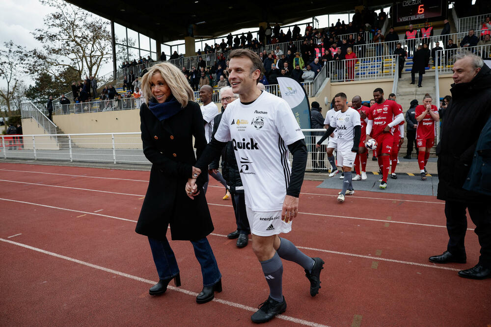 Makron sa suprugom Brižit uoči humanitarnog fudbalskog meča 24. aprila