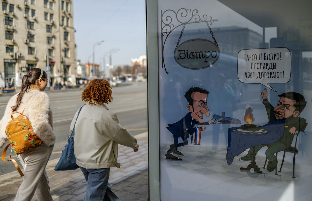 Caricature of Emmanuel Macron and Volodymyr Zelensky in Moscow on April 1