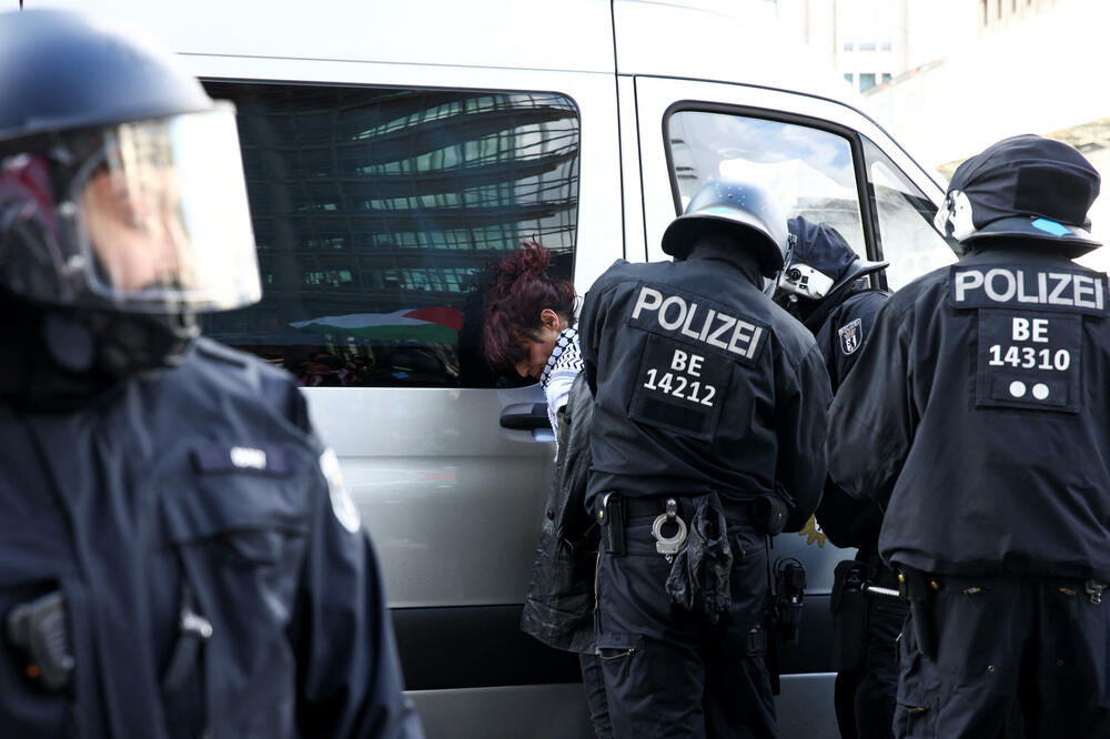 Police in Berlin arrest a participant in a pro-Palestinian march, Photo: Reuters