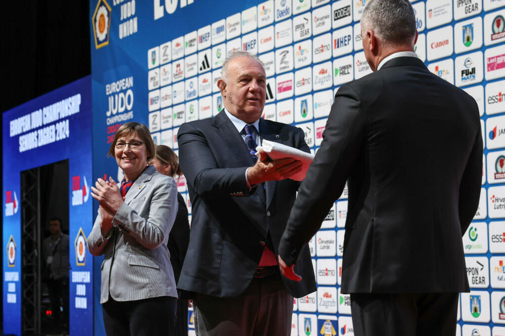 Laslo Tot hands over the flag to Jovica Rečević, Photo: EJU