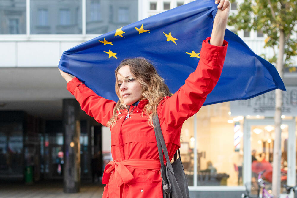 Detail from the Polish city of Poznań: A woman with an EU flag, Photo: Shutterstock