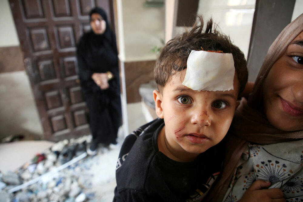 Palestinka drži dječaka nakon izraelskog napada: Detalj iz Rafe, Foto: Reuters