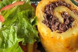 Easy and nice: Potato roll with cheese and minced meat