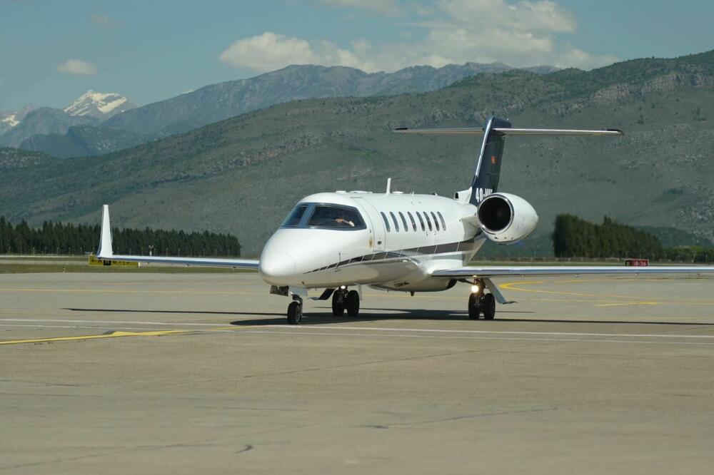 Vladin avion juče na podgoričkom aerodromu, Foto: Uprava policije