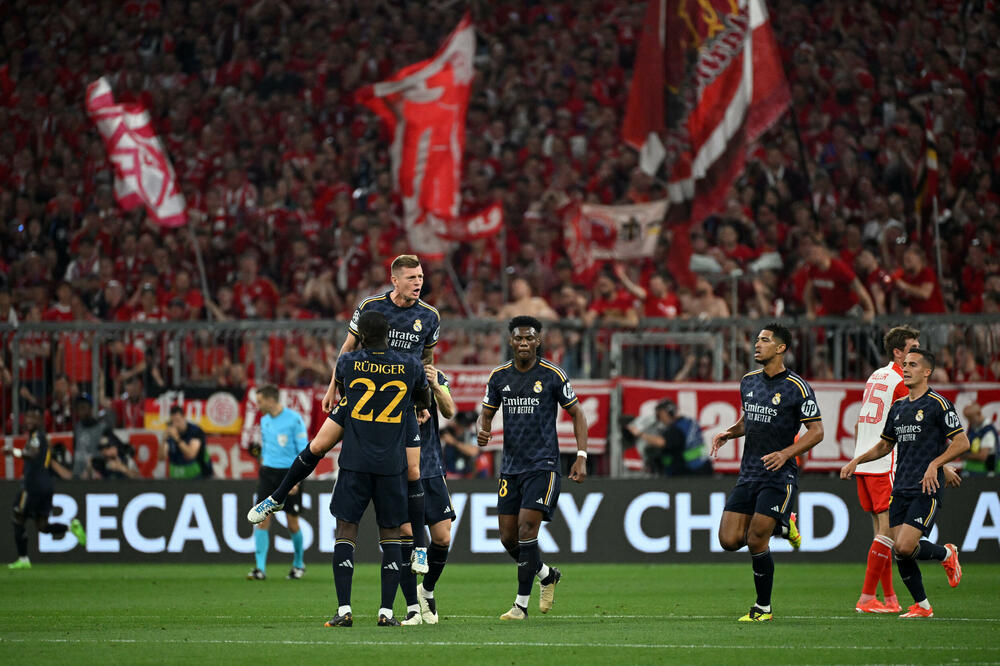 Toni Kros na rukama saigrača nakon asistencije za Vinisijusa, Foto: Reuters