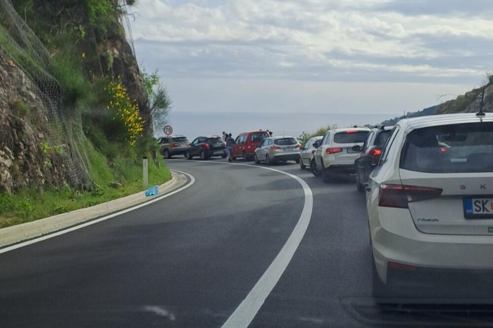 Saobraćaj u prekidu, stvorile se kolone, Foto: Patrola CG/Viber