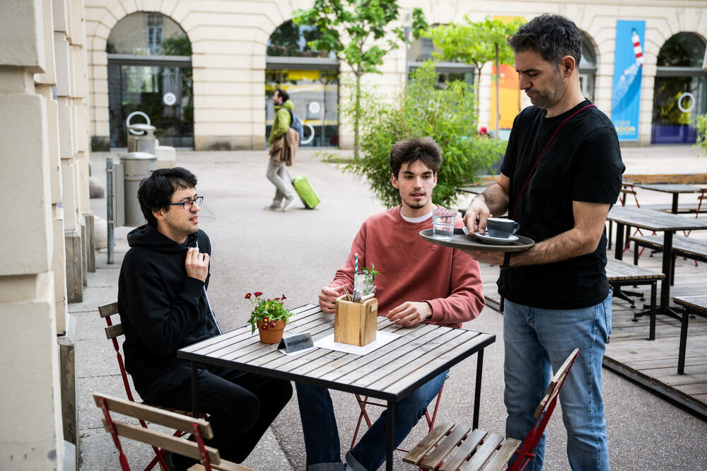 Mađarski student David Juhos sa prijateljem u kafiću u Beču