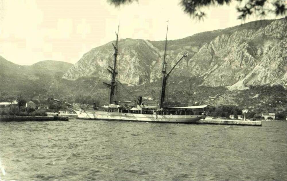 Brod “Vila Velebita” u Kotoru