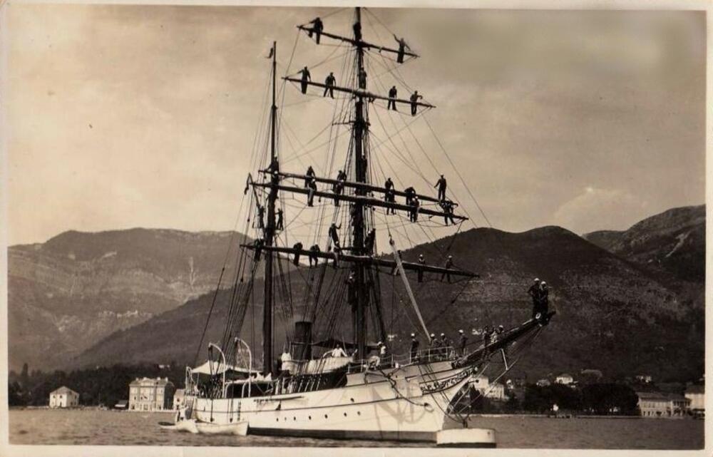Brod “Vila Velebita” pred Tivtom tridesetih godina